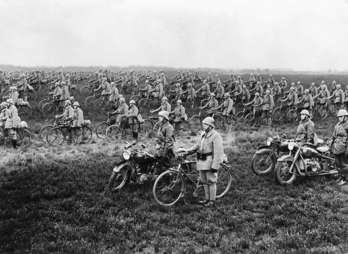 Regimiento de bicicletas del ejército holandés en vísperas de la invasión alemana - 1940
